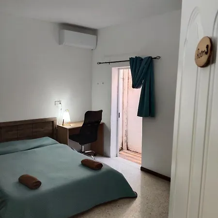 Séjour chez l'habitant Private Double Room, Shared Bathroom Sliema