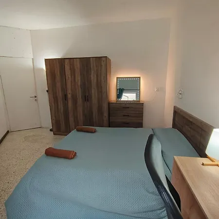 Séjour chez l'habitant Private Double Room, Shared Bathroom Sliema